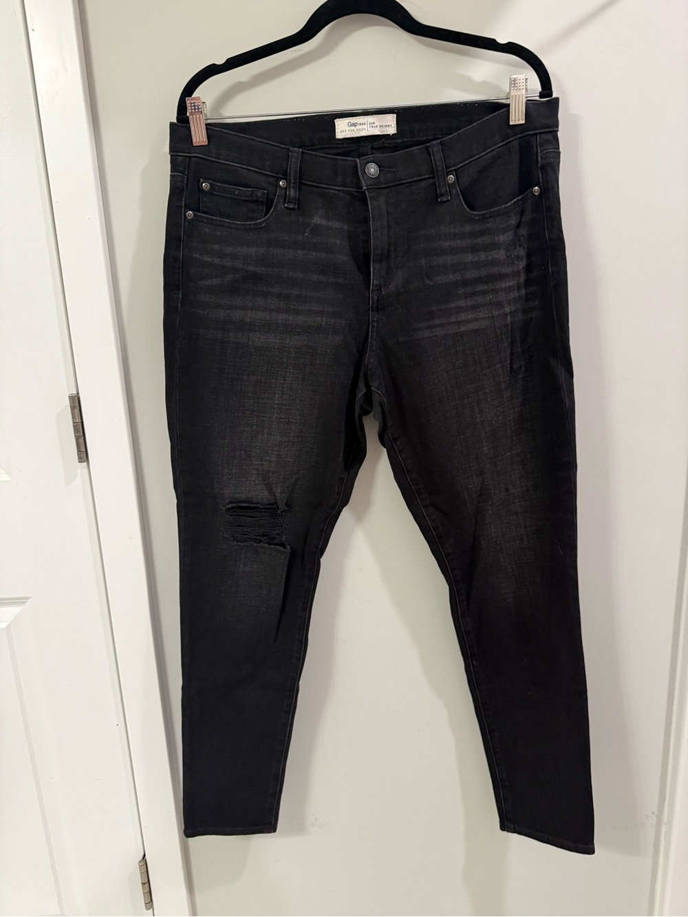 GAP Black Skinny Jeans with Distress on Knee